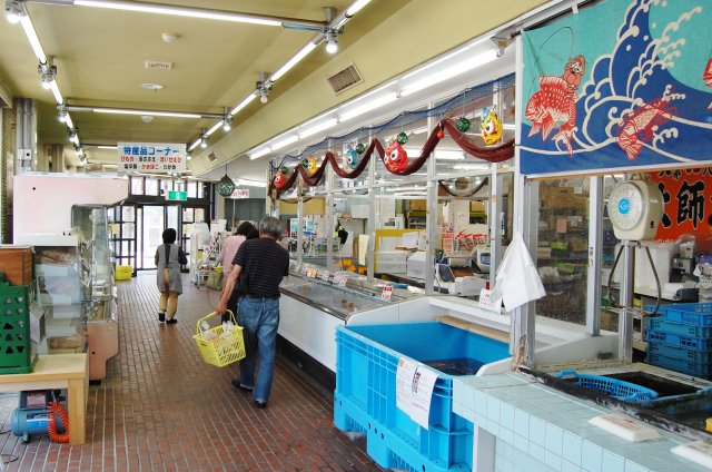 戸田漁協直売所店内
